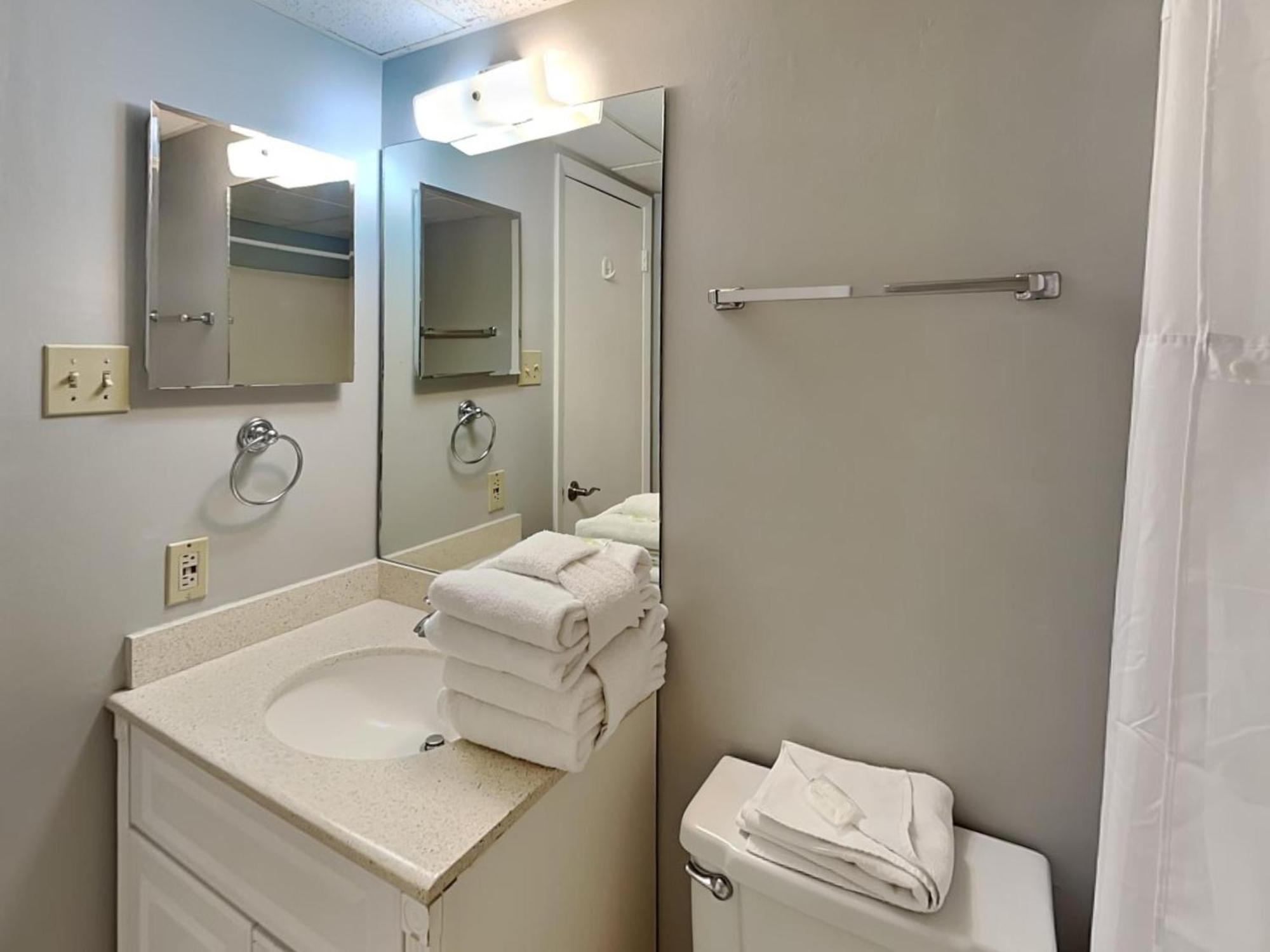 Edgewater Leeward 206
